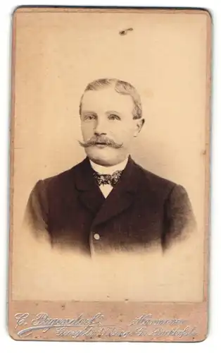 Fotografie C. Pagendorf, Hannover, Portrait bürgerlicher Herr mit Oberlippenbart