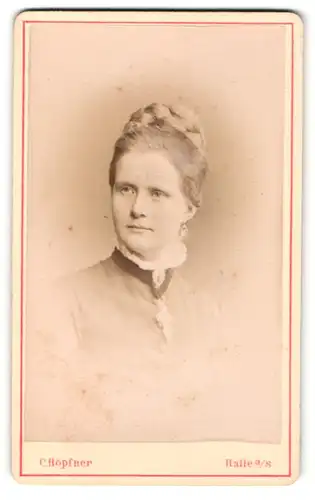 Fotografie C. Höpfner, Halle a/S, Portrait Dame mit geflochtenem Haar