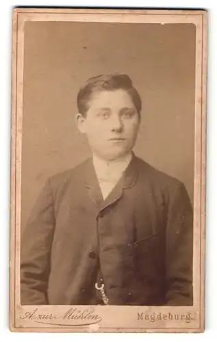 Fotografie A. zur Mühlen, Magdeburg, Portrait halbwüchsiger Knabe in Anzug