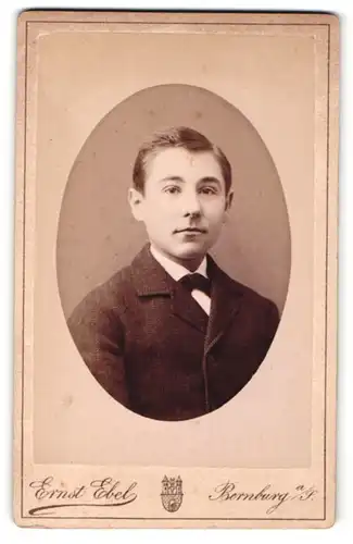 Fotografie Ernst Ebel, Bernburg a/S, Portrait halbwüchsiger Knabe in Anzug