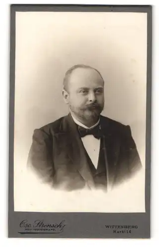 Fotografie Osc. Strensch, Wittenberg, Portrait bürgerlicher Herr in Abendgarderobe