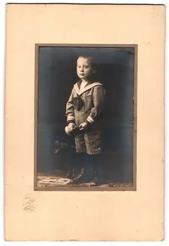 Fotografie Karl Borst, Giessen, Portrait kleiner Bub in zeitgenöss. Kleidung