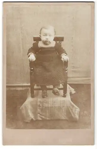 Fotografie unbekannter Fotograf und Ort, Portrait Kleinkind auf Sitzmöbel