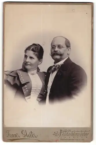 Fotografie Franz Gleitz, Neuhaldensleben, Portrait gutbürgerliches älteres Paar in Abendgarderobe