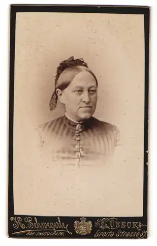 Fotografie H. Schwegerle, Lübeck, Portrait betagte Dame mit freundlichem Blick und Haarschmuck