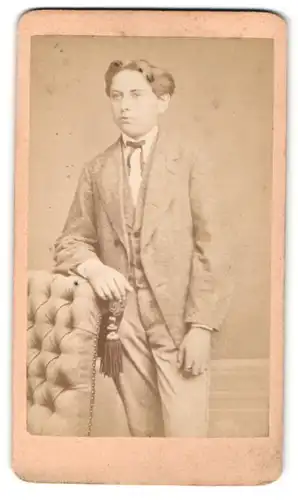 Fotografie S. Mauer, Coburg, Portrait hübscher Bube im grauen Anzug