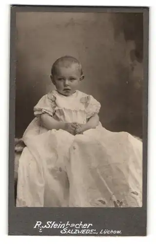 Fotografie R. Steinbacher, Salzwedel, Portrait niedliches Kleinkind im weissen Rüschentaufkleid