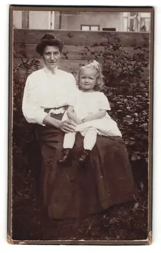 Fotografie unbekannter Fotograf und Ort, Portrait bürgerliche Mutter in weisser Bluse mit Mädchen auf dem Schoss