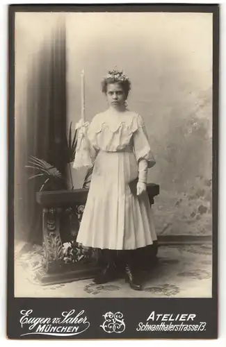 Fotografie Eugen v. Saher, München, Portrait Mädchen in feierlicher Kleidung mit Kerze