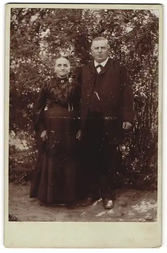 Fotografie unbekannter Fotograf und Ort, Portrait betagtes bürgerliches Paar in Garten