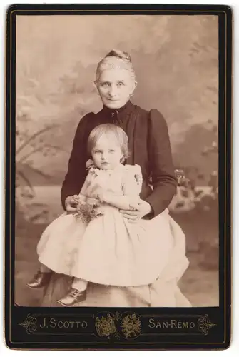 Fotografie J. Scotto, San-Remo, Portrait Grossmutter und Enkelkind