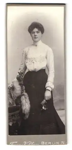 Fotografie Franz Kuhlmey, Berlin-N, Portrait junge Dame in weisser Bluse mit Blume an Stuhl gelehnt