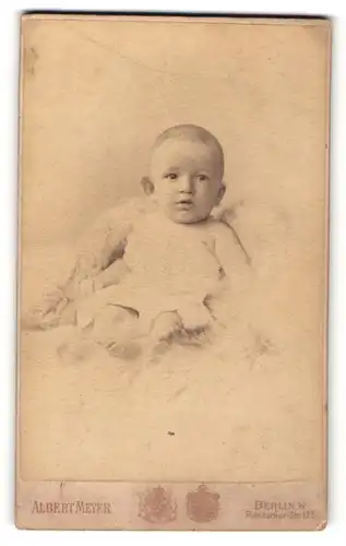 Fotografie Albert Meyer, Berlin W., Niedlicher Säugling auf einem Fell