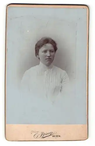 Fotografie Sigmund Bing, Wien, Portrait schöne junge Frau in weisser gerüschter Bluse