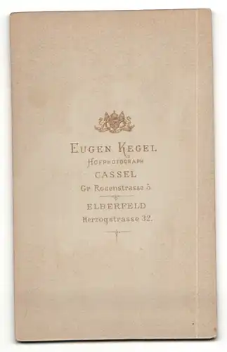 Fotografie Eugen Kegel, Cassel & Eberfeld, Portrait junge Dame mit Kragenbrosche in hübscher Kleidung