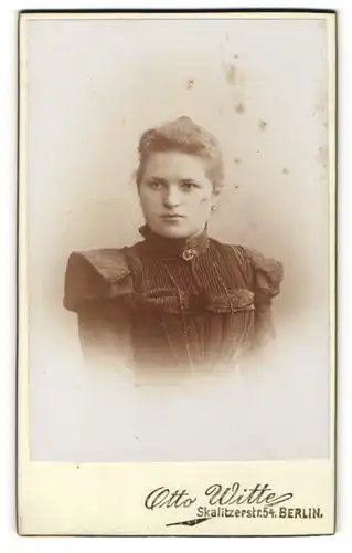 Fotografie Otto Witte, Berlin, Portrait junge Dame mit Kragenbrosche im eleganten Kleid