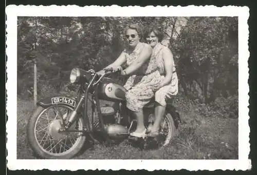 Fotografie Motorrad, Hausfrauen sitzen auf Krad, Kennzeichen: OX-1413