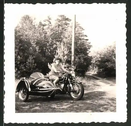 Fotografie Motorrad BMW, Hausfrau sitzt auf Krad mit Seitenwagen