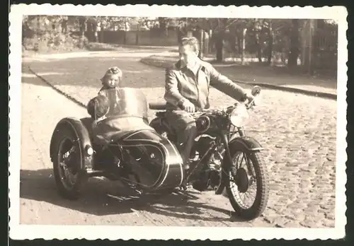 Fotografie Motorrad BMW, Vater auf Krad nebst Kindern im Seitenwagen