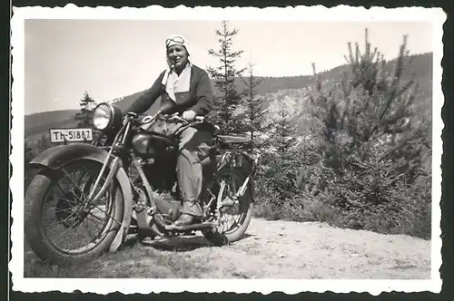 Fotografie Motorrad NSU, Dame mit Haube und Schutzbrille auf Krad, Kennzeichen: Th-51887