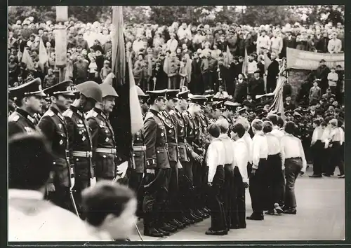 Fotografie NVA-Vereidigung, DDR-Soldaten leisten den Fahnenschwur