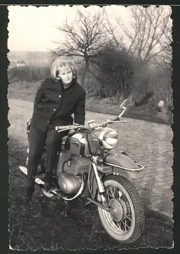Fotografie Motorrad MZ, blonde Hausfrau auf Krad sitzend