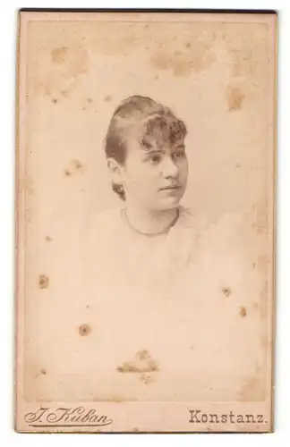 Fotografie J. Kuban, Konstanz, Portrait Fräulein mit zusammengebundenem Haar