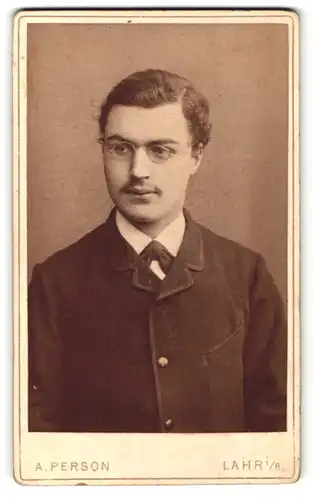 Fotografie A. Person, Lahr i/B, Portrait junger Herr mit Brille