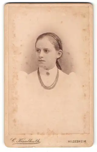 Fotografie C. Kesselhuth, Hildesheim, Portrait Mädchen mit zusammengebundenem Haar