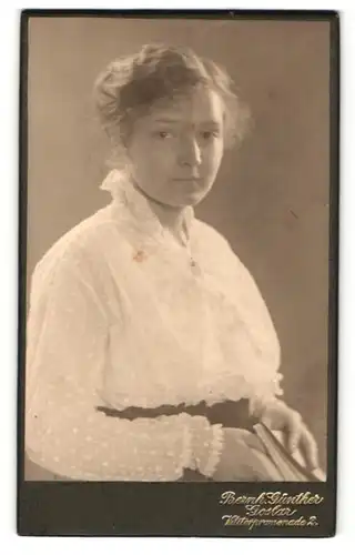 Fotografie Bernh. Günther, Goslar, Portrait junge Dame mit zusammengebundenem Haar