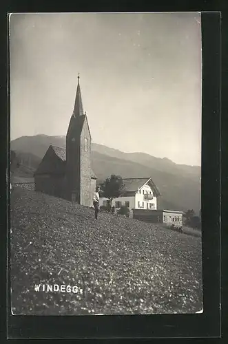 AK Windegg, Blick von Feld auf Kirche und Haus, Gebirge