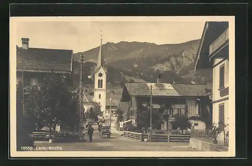 AK Lenk, Ortsansicht mit Häuser und Kirche, Blick auf Berg