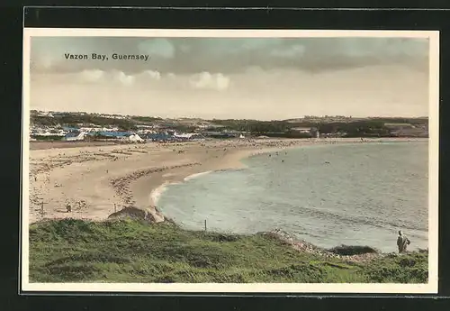 AK Guernsey, Vazon Bay, Panoramablick mit Strand