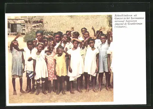 AK Suriname, Schoolkinderen uit Ganzee in het Surinaamse oerwoud begroeten zingend de Granleriman