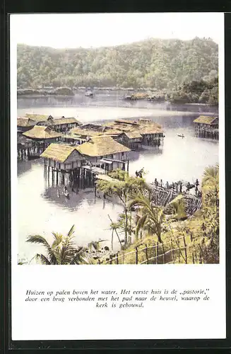 AK Suriname, Huizen op palen boven het water, het eerste huis is de pastorie door en brug verbonden