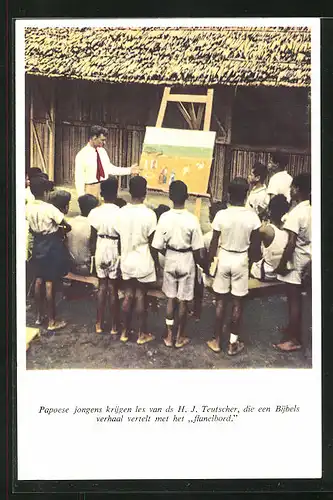 AK Suriname, Papoese jongens krijgen les van ds H. J. Teutscher, die een Bijbels verhaal vertelt met het Flanelbord