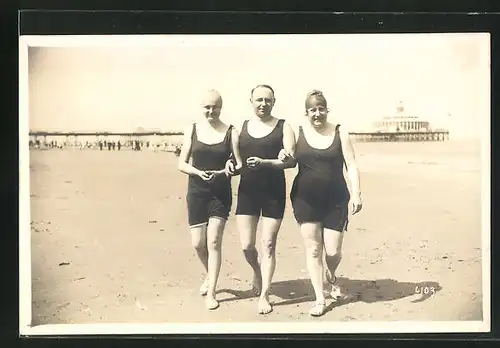 AK Badegäste beim Strandspaziergang