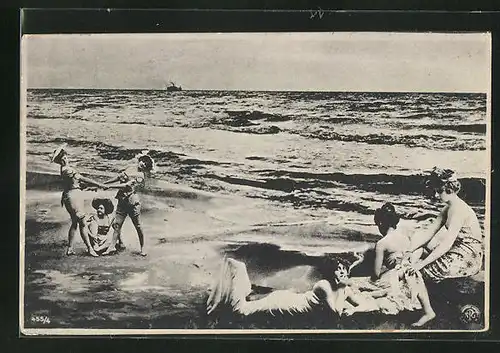 AK Junge Frauen in Badekleidung am Strand