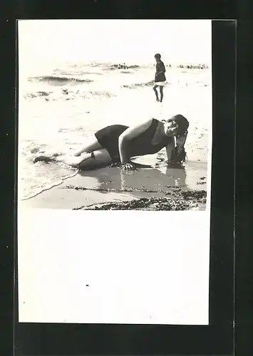 Foto-AK Dame in Badeanzug posiert am Strand