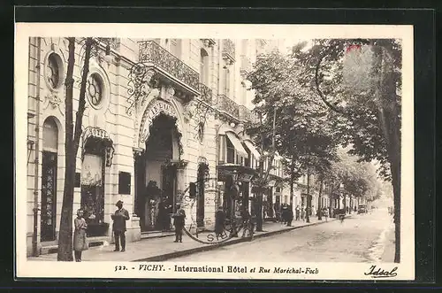 AK Vichy, International Hotel et Rue Marechal-Foch