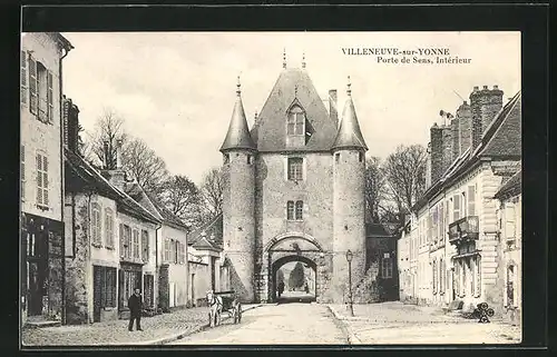 AK Villeneuve-sur-Yonne, Porte de Sens, Interieur