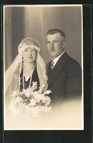 AK Brautpaar in eleganter Hochzeitsmode mit Blumenstrauss und Schleier