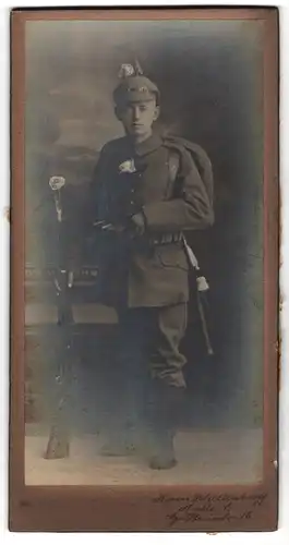 Fotografie Hans Schellenberg, Halle a/S, Portrait feldgrauer Soldat mit Marschgepäck, Ausmarsch