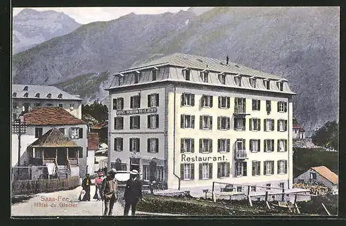 AK Saas-Fee, Hotel du Glacier mit Bergen im Hintergrund