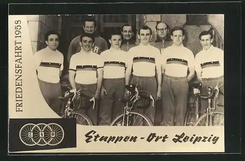 AK Internationale Friedensfahrt 1958, DDR-Mannschaft mit Erich Hagen und Rolf Töpfer, Etappenort Leipzig