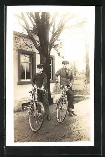 Foto-AK Zwei junge Männer mit ihren Fahrrädern