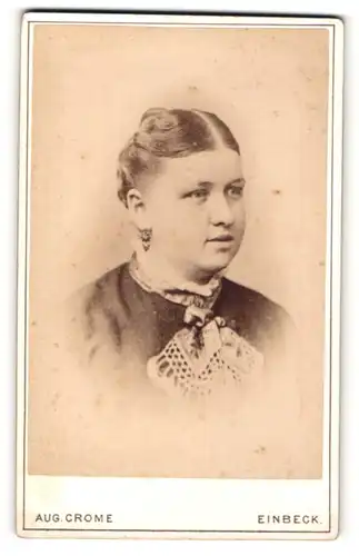 Fotografie Aug. Crome, Einbeck, Portrait junge Frau mit zeitgenöss. Frisur