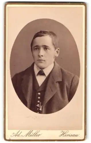 Fotografie Ad. Müller, Herisau, Portrait charmanter Herr mit Fliege im Anzug