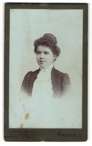 Fotografie J. Baer, Frauenfeld, Portrait junge hübsche Dame mit Hochsteckfrisur