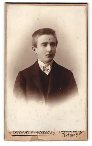 Fotografie Berliner Atelier, Altenburg, Portrait junger Herr mit Fliege im Anzug